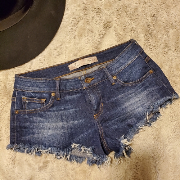 Mid-rise Guess Cut Off Shorts